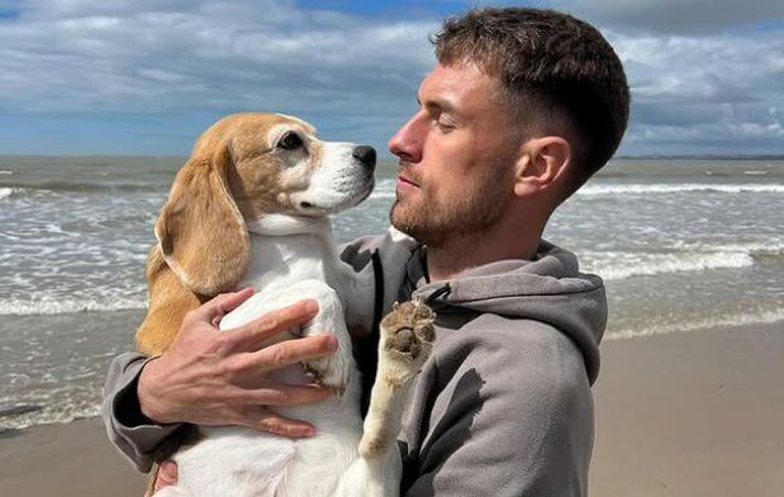 Aaron Ramsey með hundinn Halo sem hefur verið týndur i langan tíma og er sárt saknað.