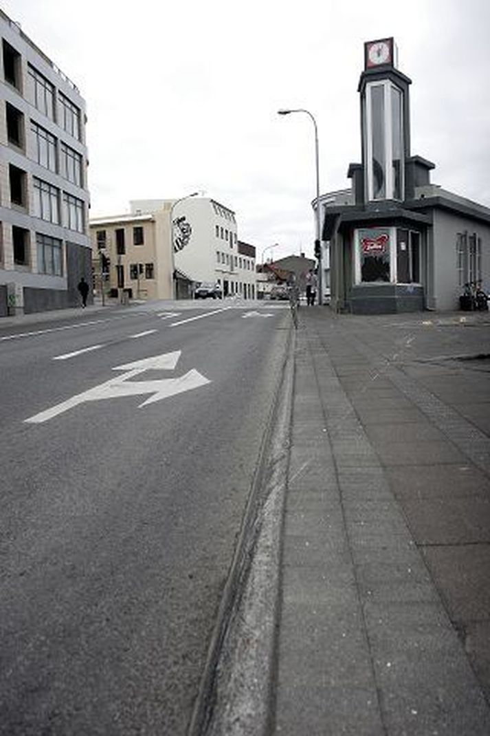 Kappaksturinn endaði með því að bíll ungmennana skall á Hamborgarabúllunni.