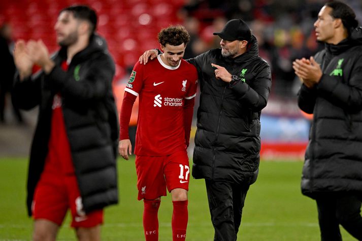 Jürgen Klopp fer yfir málin með Curtis Jones eftir einn af leikjum Liverpool liðsins í vetur.
