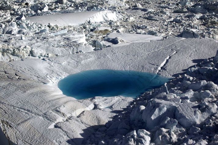 Fagurblár pollur bráðnunarvatns á ísjaka á Ilulissat-firði við samnefndan jökul árið 2011.