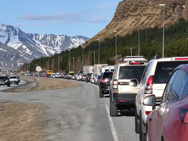 Gríðarleg bílaröð hefur myndast á Vesturlandsvegi í átt út úr borginni.