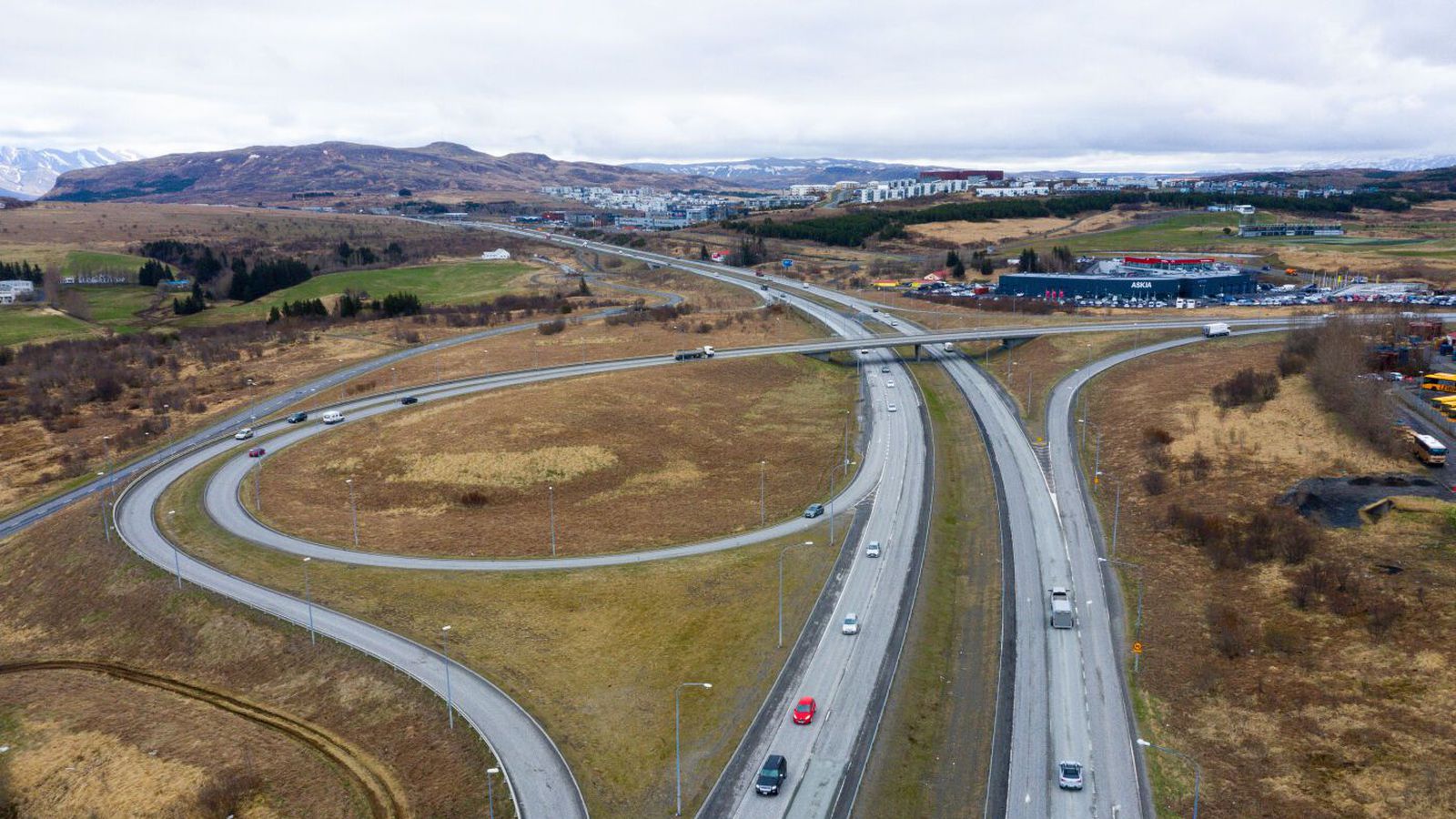 Mal­bika Vestur­lands­veg og stýra um­ferð á meðan