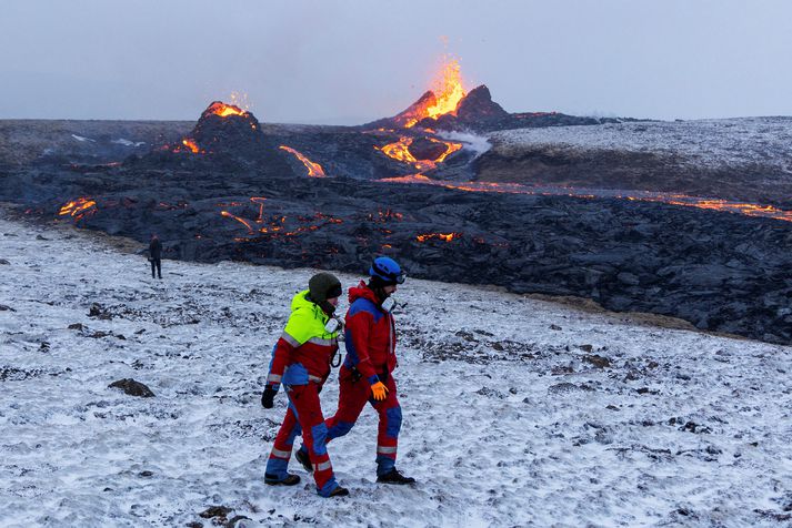 Björgunarsveitarfólk hefur varla haft undan við að stika gönguleiðina á ný, enda breytist landslagið hratt. 