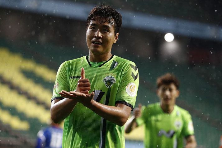 Lee Dong-gook fagnaði sigurmarki sínu með Jeonbuk Hyundai Motors með því að þakka heilbrigðsstarfsfólki fyrir á táknmáli.