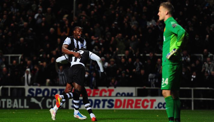 Shola Ameobi fagnar Demba Ba í kvöld.