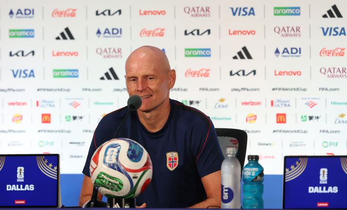 Stale Solbakken sló á létta strengi á blaðamannafundi, þó ekki þessum hér sem hann sat í Dallas á meðan að HM í fótbolta stóð yfir í sumar.