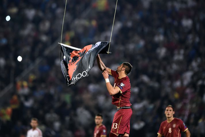 Stefan Mitrovic tekur niður fánann af drónanum.