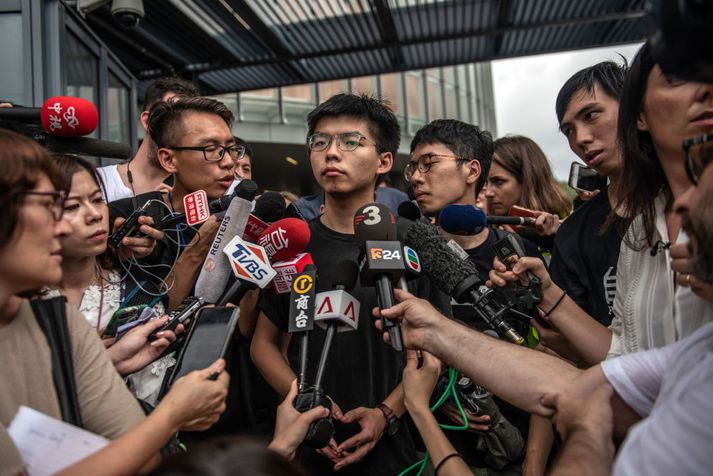 Stúdentinn Joshua Wong á blaðamannafundi eftir að hafa verið sleppt úr fangelsi.