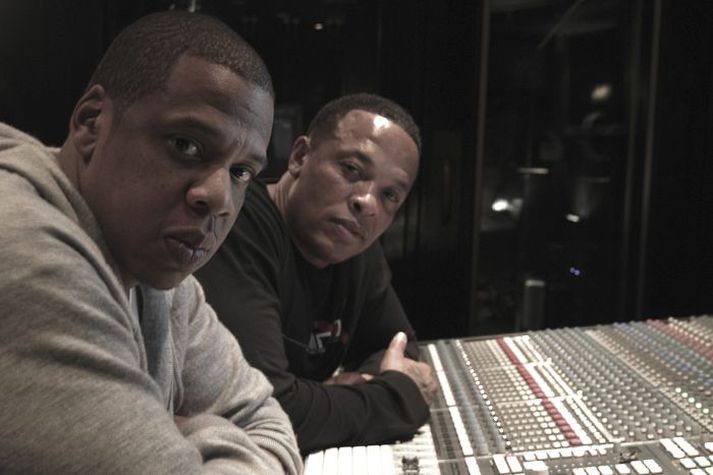 Rapparinn og upptökustjórinn Dr. Dre með tónlistarmanninum Jay Z sem er einn margra í fremstu röð sem nota Beats-hljóðkerfi doktorsins.