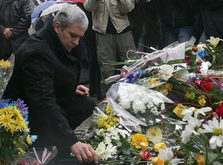 Boris Tadic, forseti Serbíu, leggur blóm á gröf Zoranz Djindjic, fyrrverandi forsætisráðherra Serbíu.