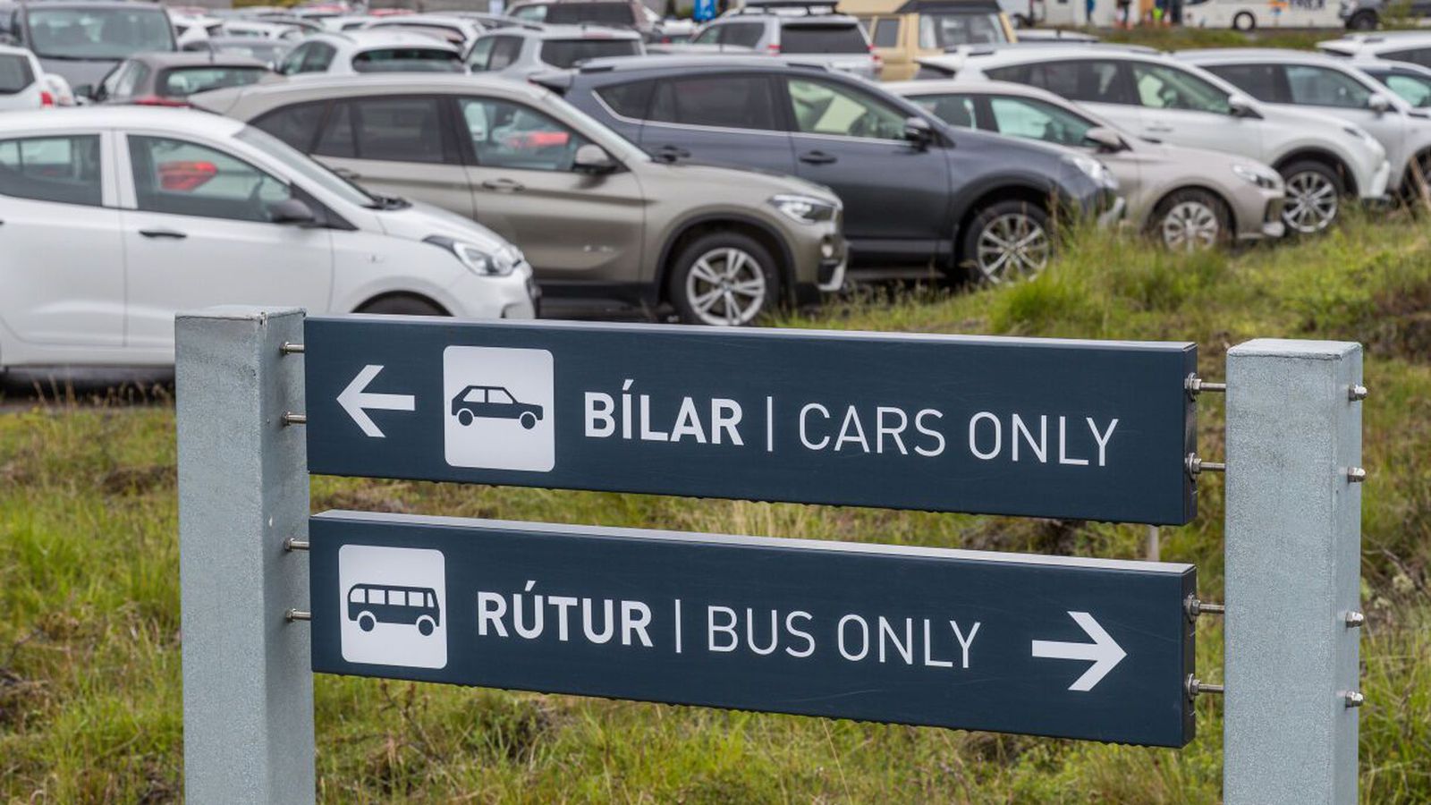 Máttu reka leið­sögu­mann sem ók vinnubíl próf­laus