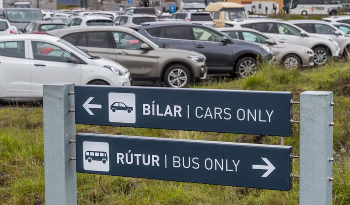 Starfsmaðurinn starfaði sem ökuleiðsögumaður þar til hann var sviptur ökuréttindunum.