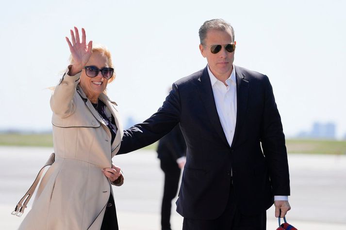 Hunter Biden, sonur Joes Biden, með Jill Biden, stjúpmóður sinni í síðasta mánuði. Biden-hjónin hafa staðið með syni sínum sem hefur átt við fíknivanda að stríða um árabil.