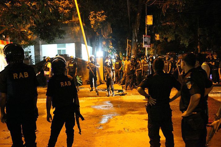 Umsátursástand ríkti í Dhaka í um tólf klukkustundir.