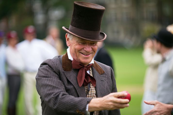 Jeffrey Archer, breskur metsöluhöfundur og fyrrverandi stjórnmálamaður, klæddur í föt í anda Viktoríutímans í krikketleik í London árið 2013. 