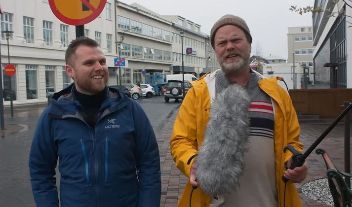 Sævar Helgi og Rainn Wilson rölta eftir Tryggvagötunni og spjalla um loftslagsmál.