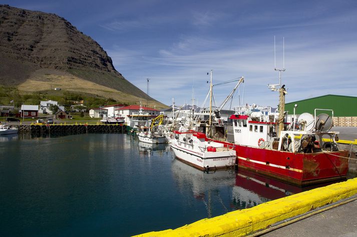 Á Bíldudal á Vestfjörðum ríkir húsnæðisskortur en þrátt fyrir það er húsnæðisverð lágt og vinnu að hafa í plássinu. Bankinn hefur haldið húsnæðisverði niðri.