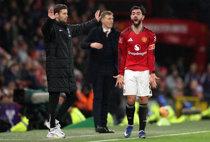 Bruno Fernandes öskrar af reiði í bikartapi Manchester United á móti Brighton & Hove Albion á Old Trafford í gær.