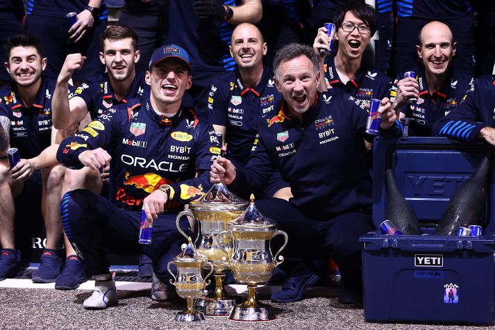 Max Verstappen og Christian Horner fagna sigri Red Bull í kappakstrinum í Barein, fyrstu keppni tímabilsins í Formúlu 1.