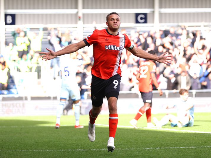 Carlton Morris fagnar hér sigurmarki sínu sem gæti reynst Luton Town mikilvægt.