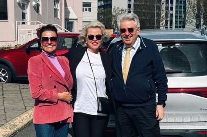 Steinunn Ólína, Ásdís Rán og Ástþór Magnússon áður en sest var upp í bíl.
