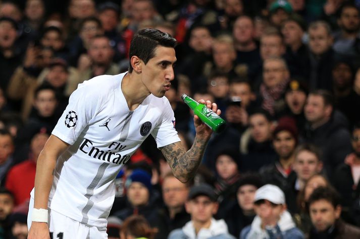 Ángel Di María þykist fá sér bjórsopa í leik Manchester United og Paris Saint-Germain í fyrra.