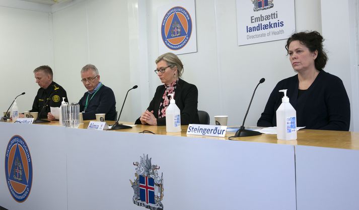 Steingerður Sigurbjörnsdóttir, barnalæknir og barna- og unglingageðlæknir, sést hér fremst á myndinni á upplýsingafundinum í dag ásamt Ölmu Möller, landlækni, Þórólfi Guðnasyni, sóttvarnalækni, og Víði Reynissyni, yfirlögregluþjóni hjá ríkislögreglustjóra.