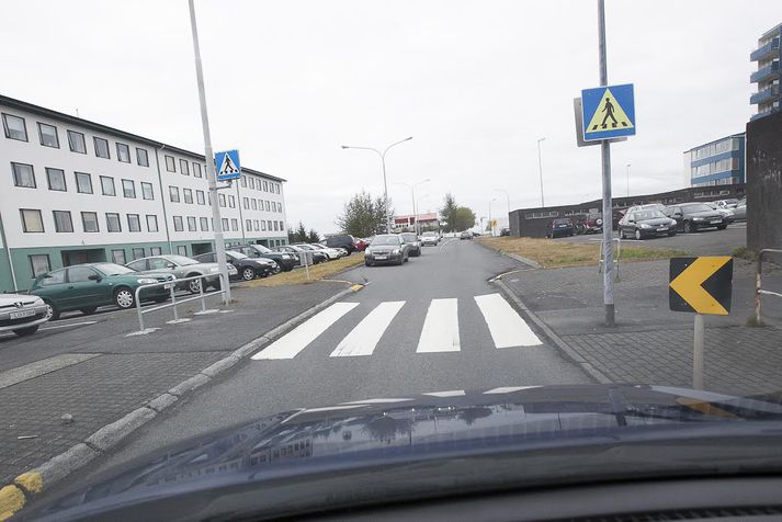 Gangbraut í nágrenni Hólabrekkuskóla.