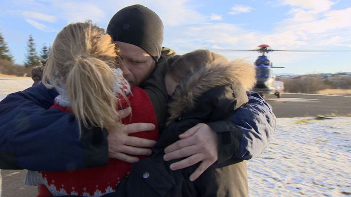 Fjölskylda Friðriks Rúnars tók á móti honum við Landspítalann í Fossvogi eftir að þyrla Landhelgisgæslunnar lenti með hann.