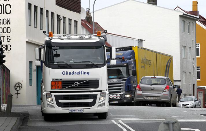 Umferð flutningabíla er mikil um miðbæinn en nú hefur verulega dregið úr eftir tilkomu frystigeymslu HB Granda.