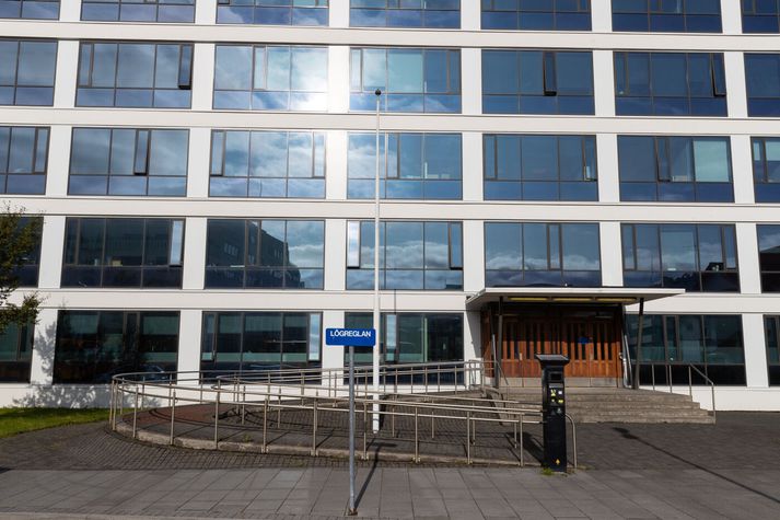 Maðurinn var fluttur á lögreglustöðina Hverfisgötu eftir handtökuna.