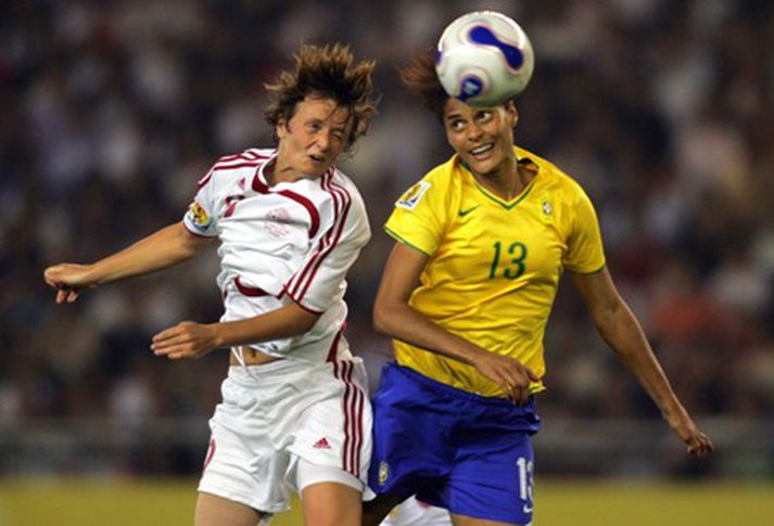 Maiken Pape, Danmörku og Monica, Brasilíu, berjast um boltann í dag.