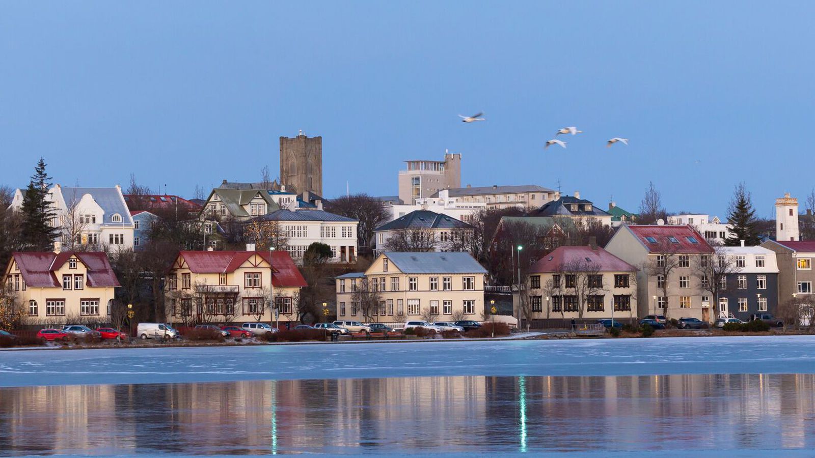 Rann­saka tilefnislausa líkams­á­rás í mið­bænum