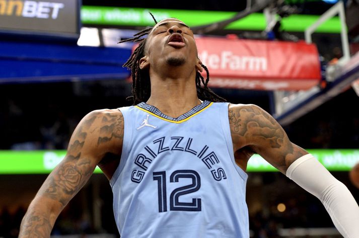 Ja Morant fagnar körfu í sigri Memphis Grizzlies á móti Golden State Warriors í nótt.