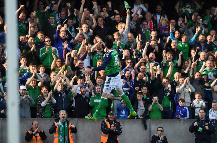 Kyle Lafferty fagnar marki sínu í kvöld.