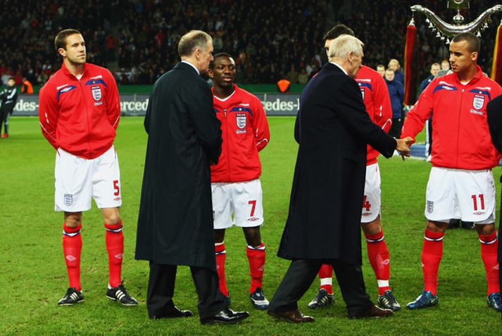 Hurst heilsar upp á leikmenn Englands.