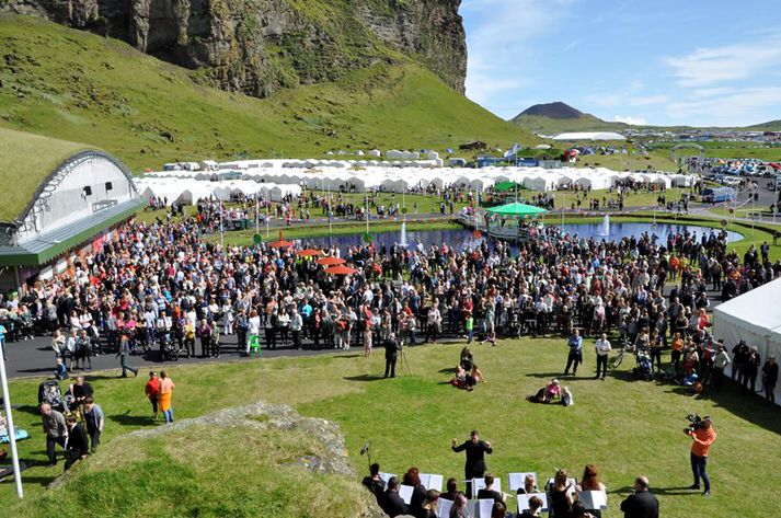 Í Vestmannaeyjum í dag verður allhvass vindur af austri og það mun rigna af og til allan daginn. Strax á föstudaginn batnar veðrið því þá lægir vindinn og það styttir upp.