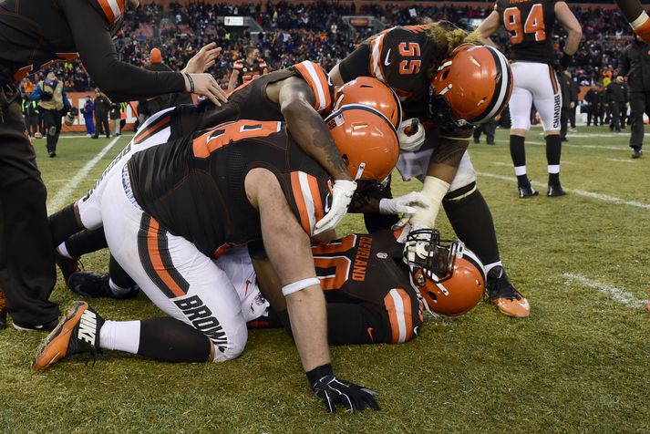 Leikmenn Cleveland Browns voru skiljanlega í skýjunum eftir sigurinn í gær.