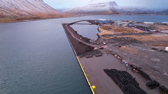 Hér sést nýr 300 metra langur hafnarkantur í framhaldi af gamla hafnarkantinum sem er gulmálaður. Bærinn hefur beðið eftir dæluskipi Björgunar í um hálft ár.