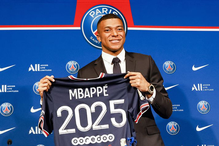 Kylian Mbappé eftir undirskrift á samningi sínum sem gildir til ársins 2025.