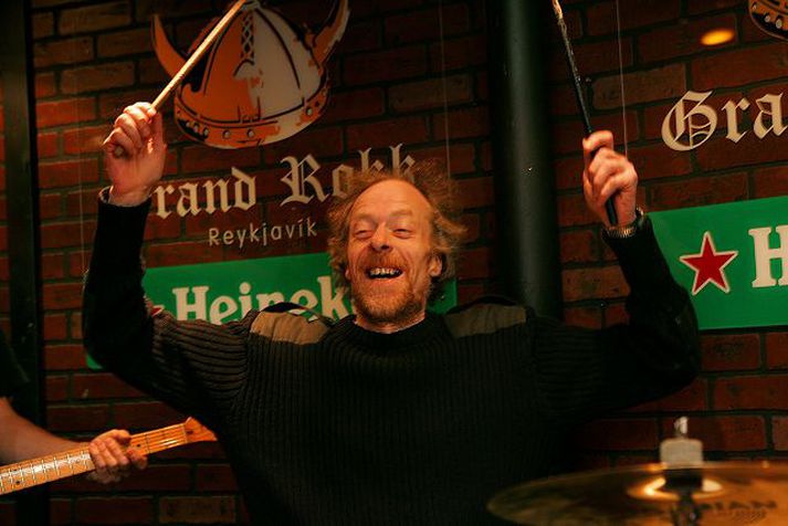 Stebbi á góðu kvöldi Á grand Rokki Hættur í Fræbbblunum eftir 31 árs feril (með hléum).Fréttablaðið/Vilhelm