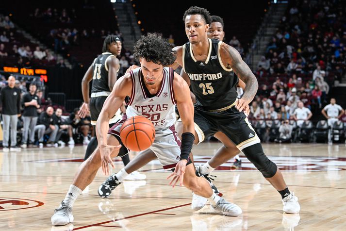 Texas A&M leikmaðurinn Andre Gordon í leik með liðinu og í búningnum sem gleymdist.