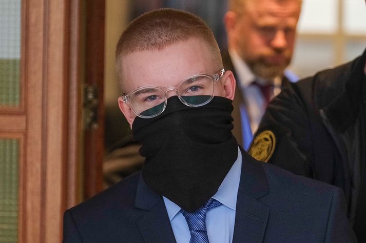 Matthías Björn sætir gæsluvarðhaldi. Í bakgrunni sést í Sævar Þór Jónsson verjandi hans.
