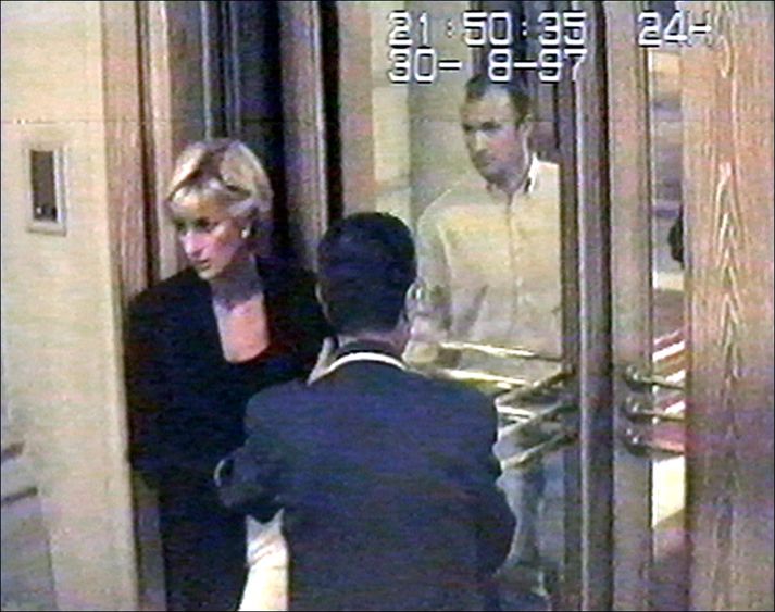 Scotland Yard hefur tekið til athugunar nýjar upplýsingar um hvernig andlát Díönu prinsessu bar að. Þar er meðal annars haldið fram að breskur hermaður hafi staðið á bak við dauða þeirra.