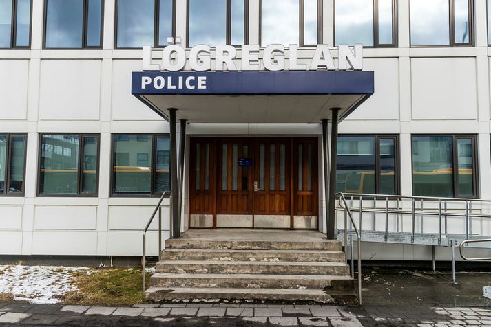 Maðurinn sat í gæsluvarðhaldi í lögreglustöðinni við Hverfisgötu þar sem hann var settur í einangrun.