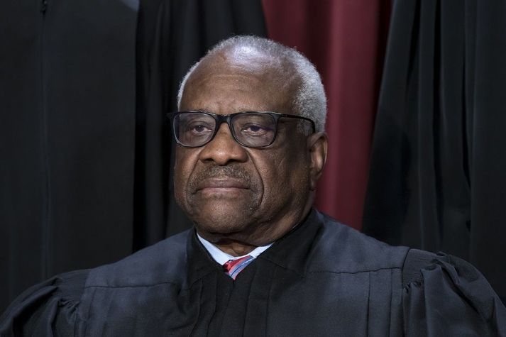 Clarence Thomas, hæstaréttardómari, hefur verið mikið milli tannanna á fólki að undanförnu vegna sambands hans við íhaldssaman auðjöfur.