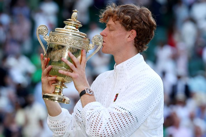 Ítalinn Jannik Sinner kyssir bikarinn eftir sigur sinn á Wimbledon-risamótinu í tennis. 