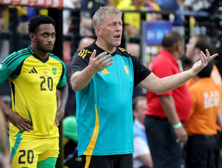 Heimir Hallgrímsson á hliðarlínunni í leiknum gegn Ekvador.