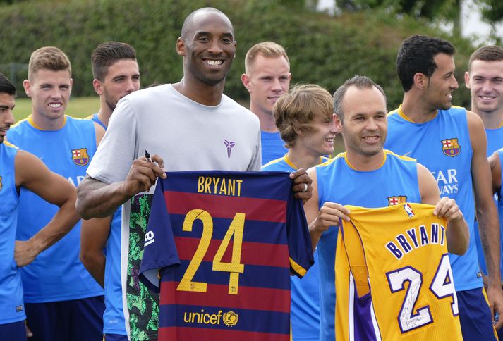 Kobe Bryant með Andres Iniesta á æfingu Barcelona fyrir tíu árum síðan.