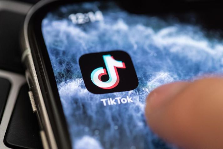 Tiktok er vinsælt myndbandadeiliforrit. Bandarísk stjórnvöld saka það um að safna persónuupplýsingum um Bandaríkjamenn fyrir Kína.